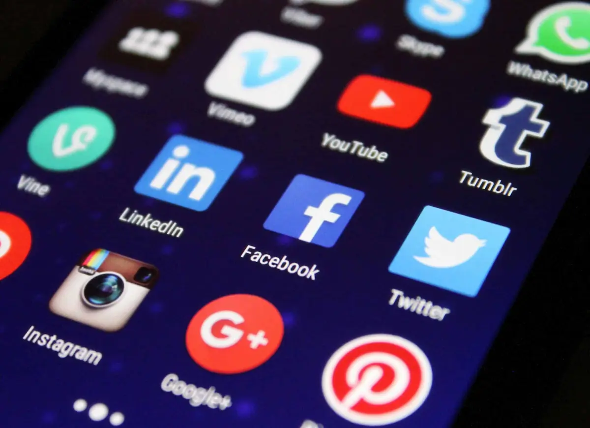 Smartphone med ikoner för sociala medier – ScandiSocialPro Göteborgs digitala närvaro och kommunikationsstrategi.